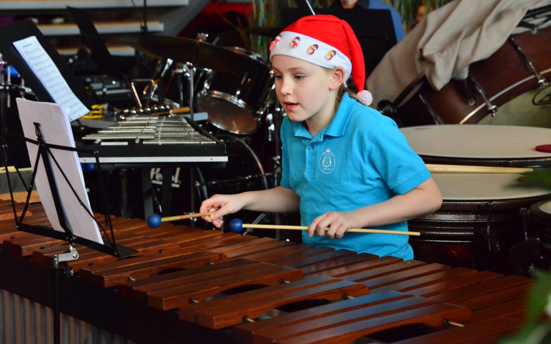 Mooi Kerstconcert Jeugdorkesten met koor No Kidding