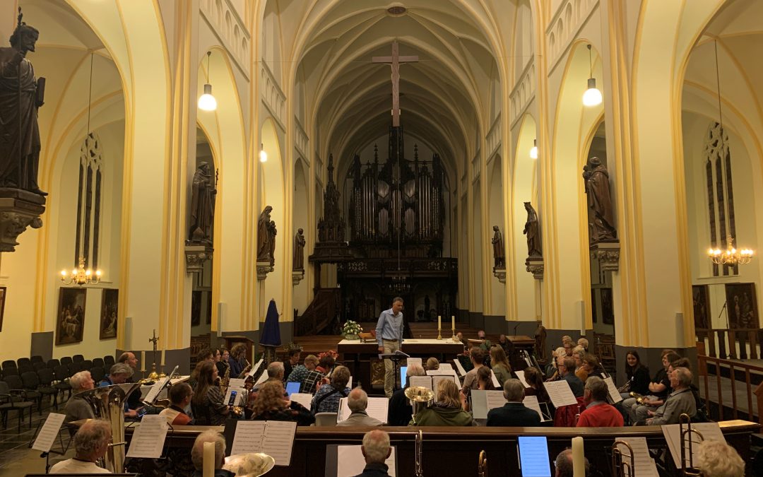 Harmonieorkest speelt tijdens corona-herdenkingsmis in Sint-Janskathedraal